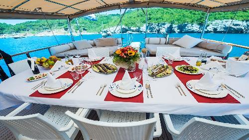 Gastronomic Indulgence Amidst Panoramic Beauty