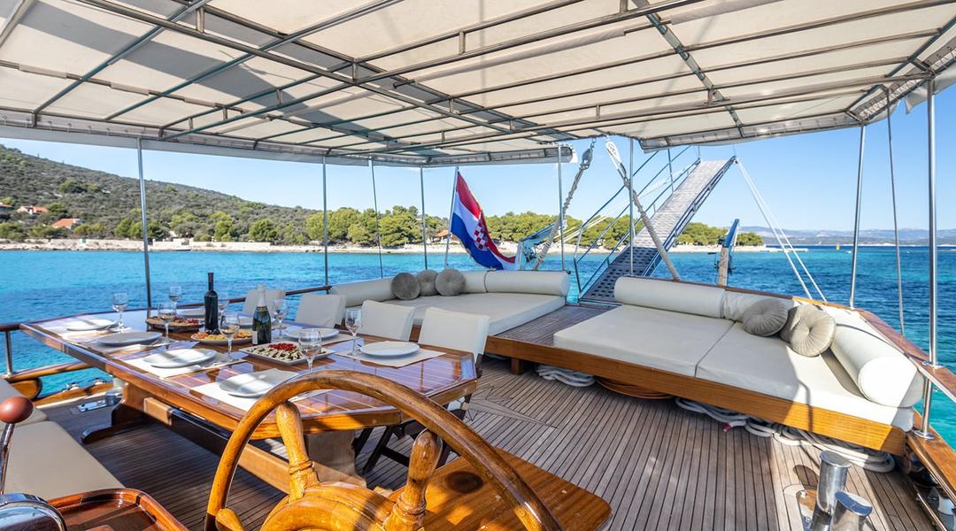 Alfresco Delights: Enjoy Exquisite Dining Under the Stars