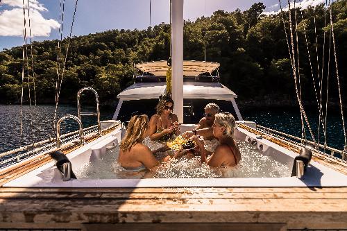 Opulent facilities with Jacuzzi